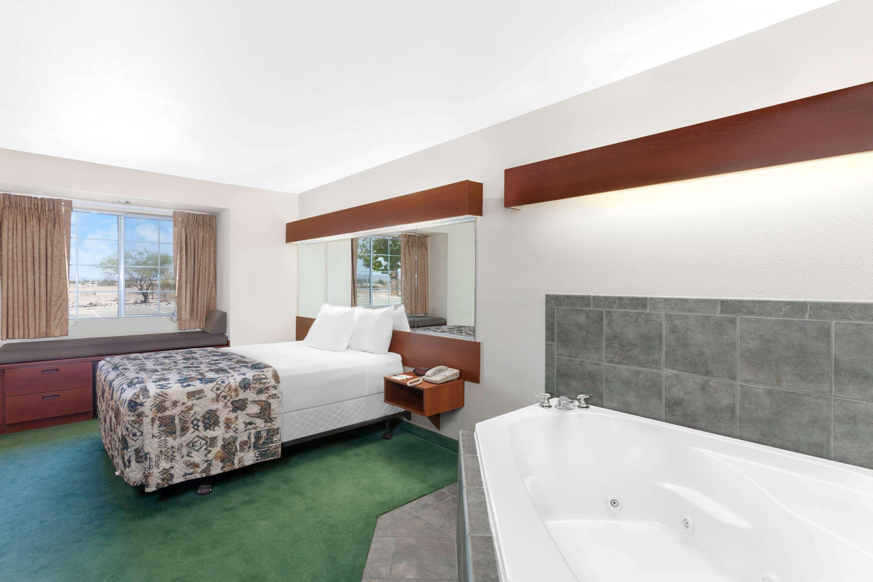 Microtel Inn & Suites By Wyndham Веллтон Экстерьер фото