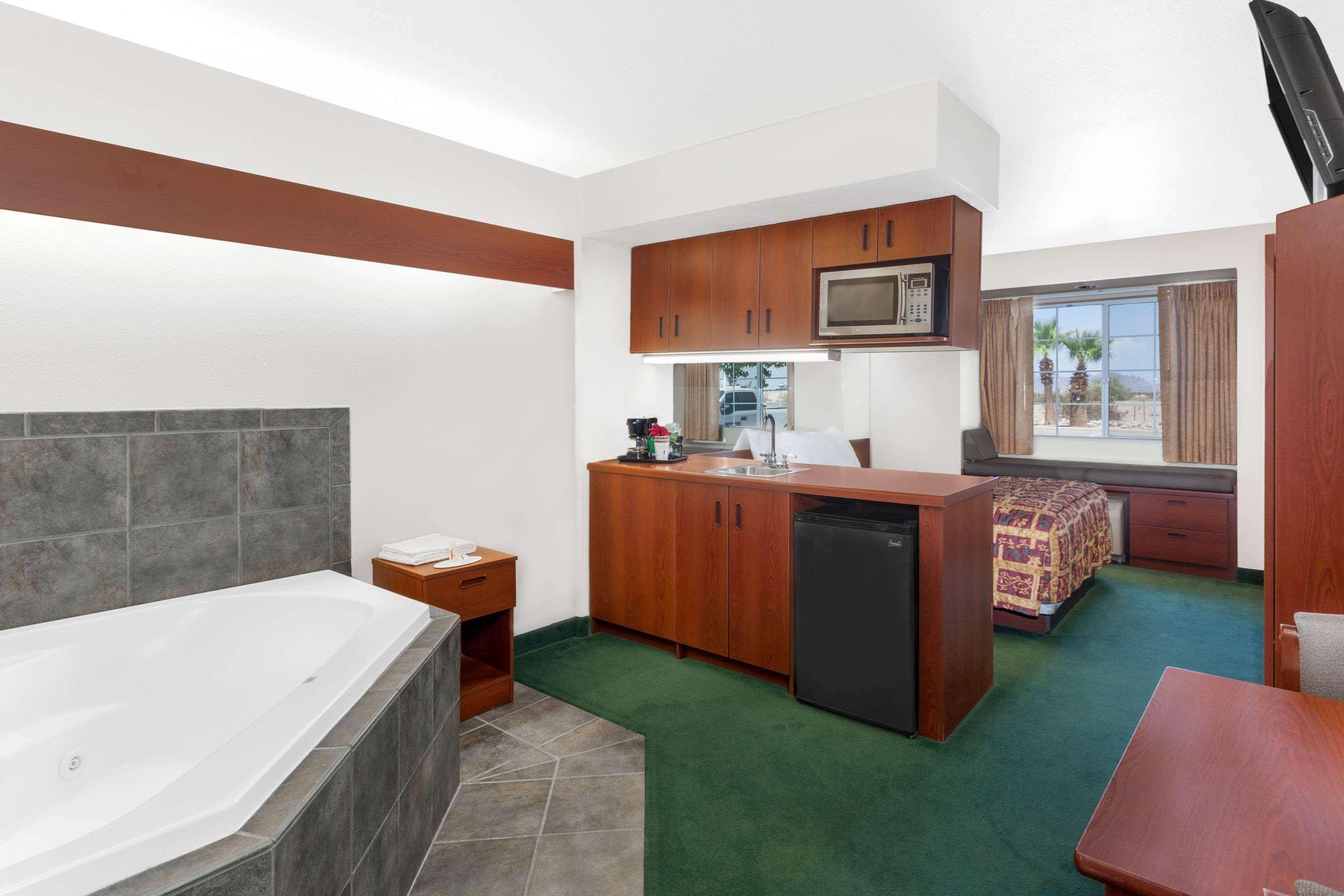 Microtel Inn & Suites By Wyndham Веллтон Экстерьер фото