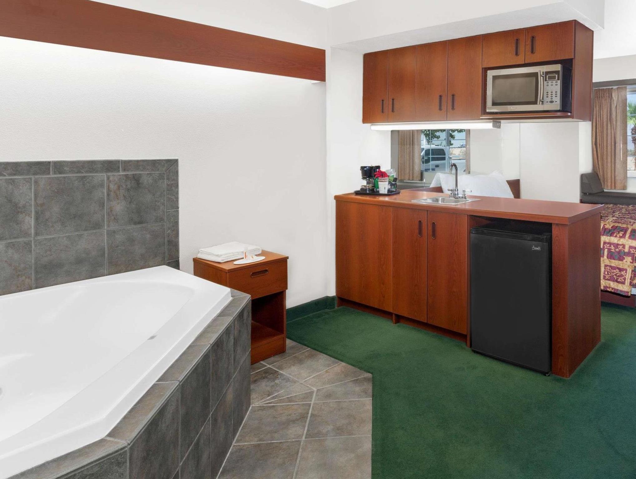 Microtel Inn & Suites By Wyndham Веллтон Экстерьер фото