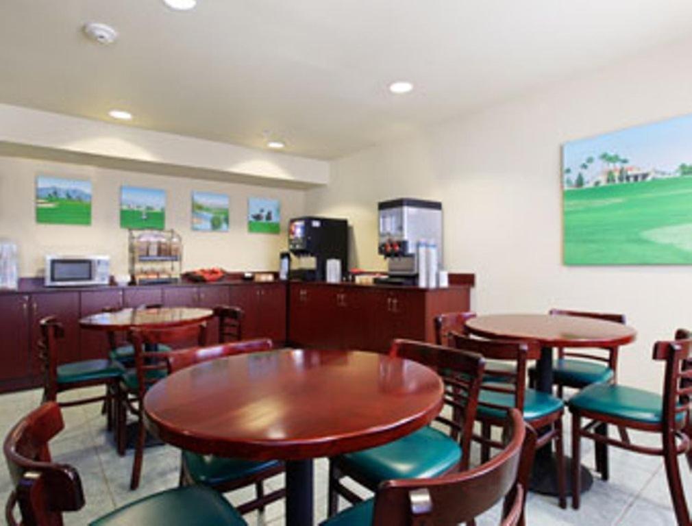 Microtel Inn & Suites By Wyndham Веллтон Ресторан фото